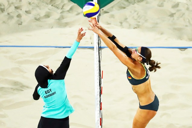 A egípcia Doaa Elghobashy e a alemã Kira Walkenhorst, durante partida do vôlei de praia feminino, no Rio de Janeiro (RJ) - 07/08/2016