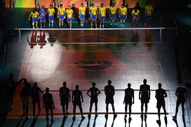 Jogadores antes da partida entre Brasil e Itália, válida pela disputa da medalha de ouro, realizada no Maracanãzinho - 21/08/2016