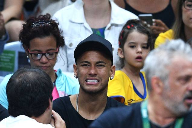 O jogador Neymar assiste a partida entre Brasil e Itália, válida pela disputa da medalha de ouro no vôlei masculino, realizada no Maracanãzinho - 21/08/2016