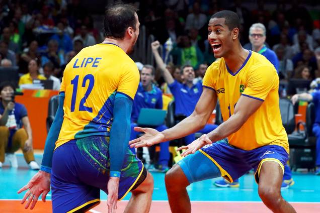 Os jogadores Lipe e Lucarelli comemoram ponto durante partida entre Brasil e Itália, válida pela disputa da medalha de ouro no vôlei masculino, realizada no Maracanãzinho - 21/08/2016