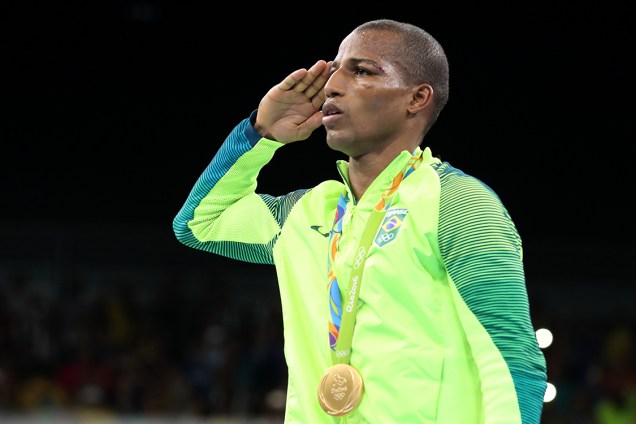 O pugilista Robson Conceição presta continência após conquistar a medalha de ouro na Rio 2016