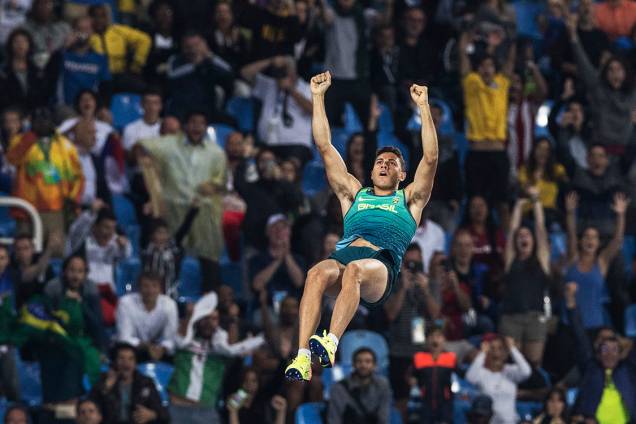 O brasileiro Thiago Braz da Silva comemora após passar sobre o sarrafo no salto com vara, nas Olimpíadas Rio 2016