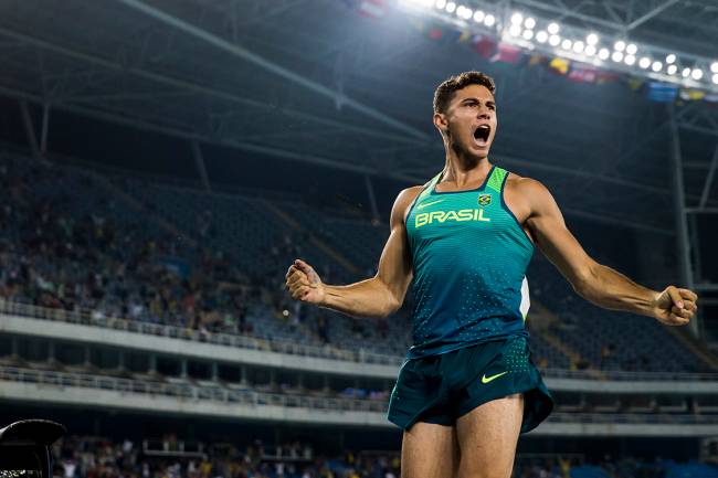 O brasileiro Thiago Braz comemora a medalha de ouro no salto com vara após saltar 6,03m e superar o francês Renaud Lavillenie na briga pelo primeiro lugar