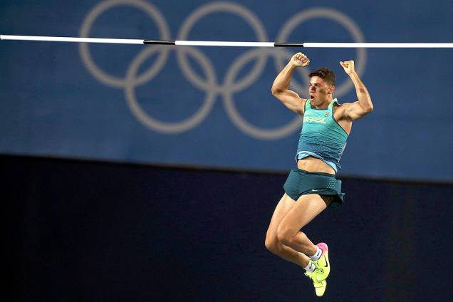 O brasileiro Thiago Braz da Silva comemora após passar sobre o sarrafo no salto com vara, nas Olimpíadas Rio 2016