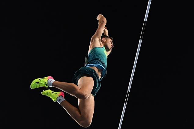O brasileiro Thiago Braz da Silva passa sobre o sarrafo no salto com vara, nas Olimpíadas Rio 2016