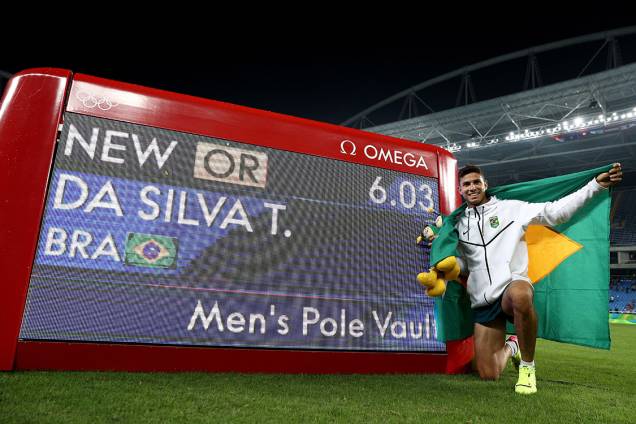 Thiago Braz posa ao lado de sua marca no salto com vara, após conquistar a medalha de ouro e bater o recorde olímpico