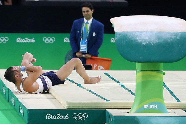 O ginasta Samir Ait Said, da França, cai de mal jeito e sofre fratura grave durante qualificatórias do salto masculino