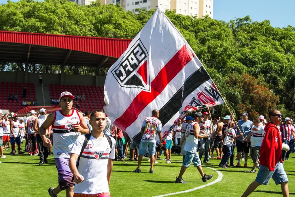 Torcida organizada do São Paulo invade o CT do clube na Barra Funda, zona oeste da capital paulista - 27/08/2016