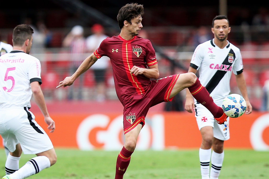 O jogador do São Paulo, Rodrigo Caio, durante partida contra o Vasco no Campeonato Brasileiro de 2015 - 18/10/2015