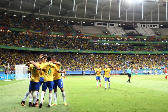 Jogadores do Brasil comemoram gol sobre a Dinamarca, nas Olimpíadas Rio 2016
