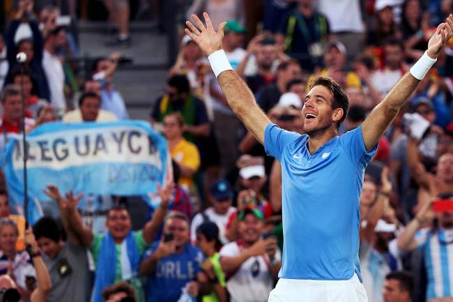 O tenista argentino, Juan Martin Del Potro comemora vitória sobre Rafael Nadal e avança para a final dos Jogos Olímpicos