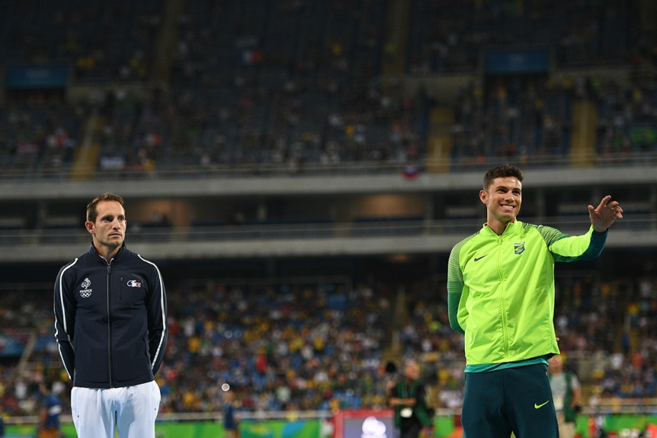 O brasileiro Thiago Braz e o francês Renaud Lavillenie durante a premiação da medalha, nos Jogos Olímpicos Rio 2016