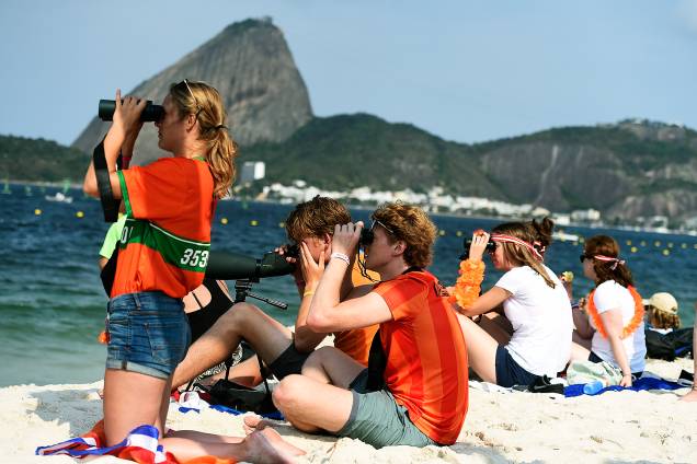 Torcedores usam binóculos para acompanhar a prova de vela na Baía de Guanabara nos Jogos Olímpicos Rio 2016