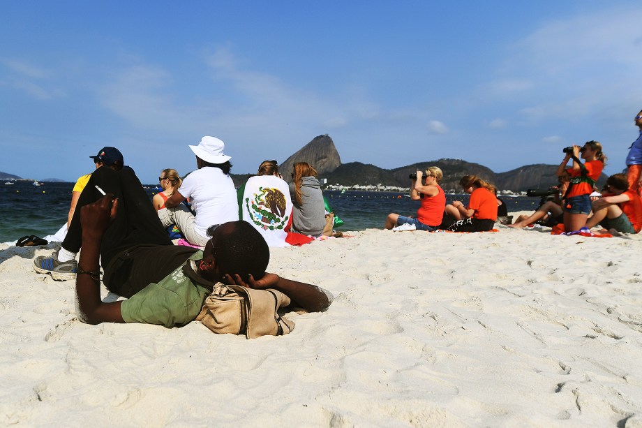 Torcedores usam binóculos para acompanhar a prova de vela na Baía de Guanabara nos Jogos Olímpicos Rio 2016