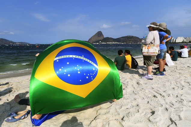 Torcedores acompanham a prova de vela na Baía de Guanabara nos Jogos Olímpicos Rio 2016