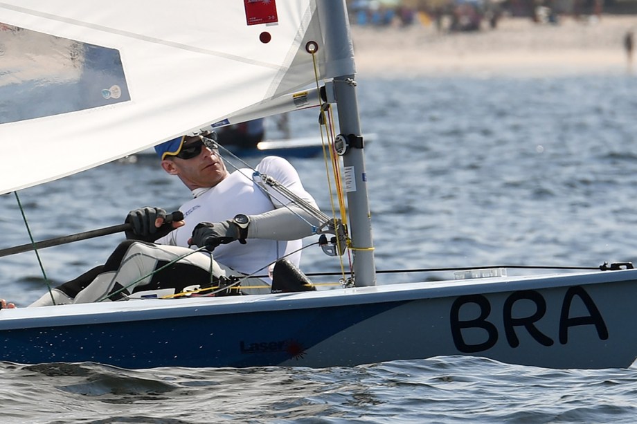 Brazil's entrants in the Laser sailing class Robert Scheidt sails during a training session on Rio de Janerio's Guanabara Bay for the 2016 Rio Olympic Games, on August 6, 2016. / AFP PHOTO / WILLIAM WEST