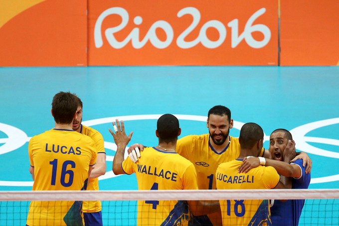 Jogadores do Brasil comemoram ponto sobre o Canadá, na fase de grupos do vôlei masculino, na Olimpíada do Rio