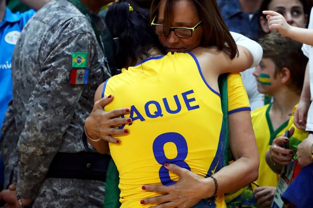 Jaque é reconfortanda por sua mãe após perder para a China, nas Olimpíadas Rio 2016