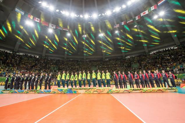 Seleções de Brasil, Itália e Estados Unidos na premiação do vôlei masculino no Maracanãzinho