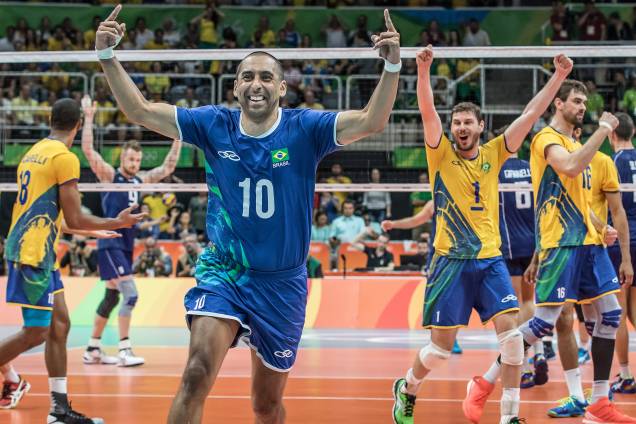 Jogadores da seleção brasileira de vôlei comemoram a conquista da medalha de ouro após vitória sobre a Itália