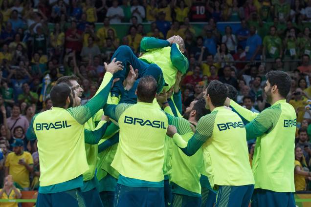 Jogadores da seleção brasileira de vôlei comemoram a conquista da medalha de ouro após vitória sobre a Itália