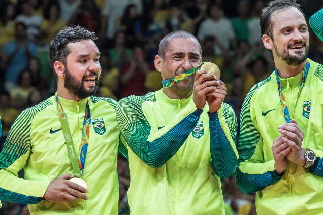 O líbero Serginho se emociona após conquista da medalha de ouro seleção masculina de vôlei na Rio-2016