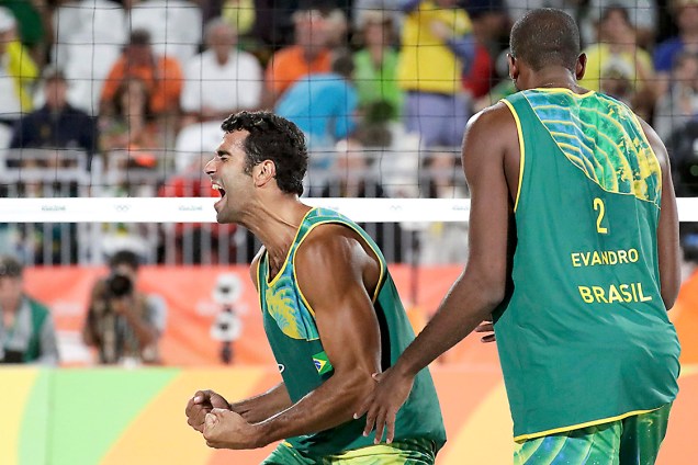 A dupla Pedro e Evandro, comemora vitória sobre a Letônia, nos Jogos Olímpicos Rio 201