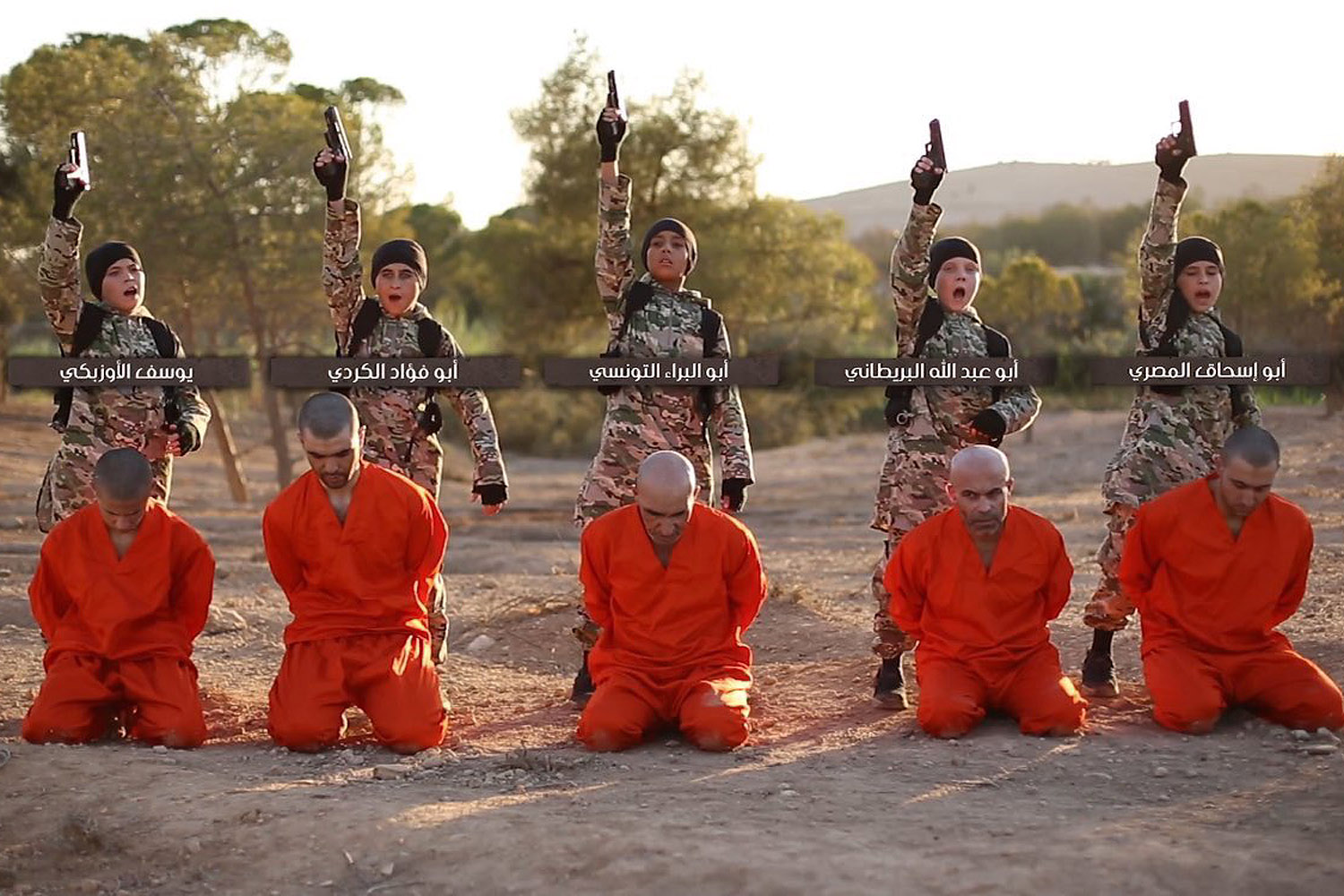 Vídeo do Estado Islâmico exibe crianças executando prisioneiros VEJA Vídeo do Estado Islâmico exibe crianças executando prisioneiros VEJA