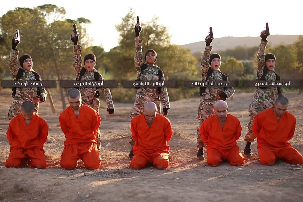 Crianças do Estado Islâmico (EI - ISIS) matam prisioneiros