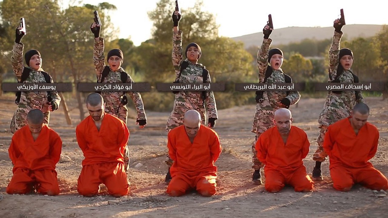 Crianças do Estado Islâmico (EI - ISIS) matam prisioneiros