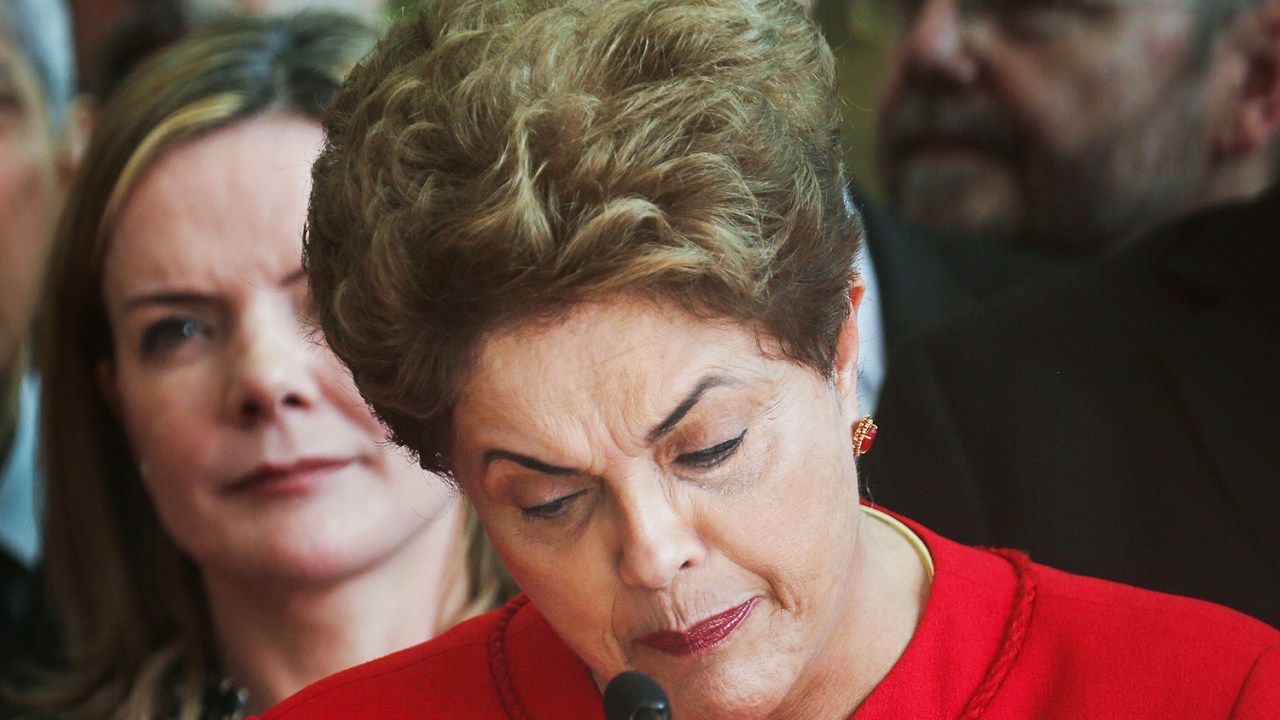 A ex-presidente da República, Dilma Rousseff, discursa no Palácio da Alvorada, em Brasília (DF) - 31/08/2016