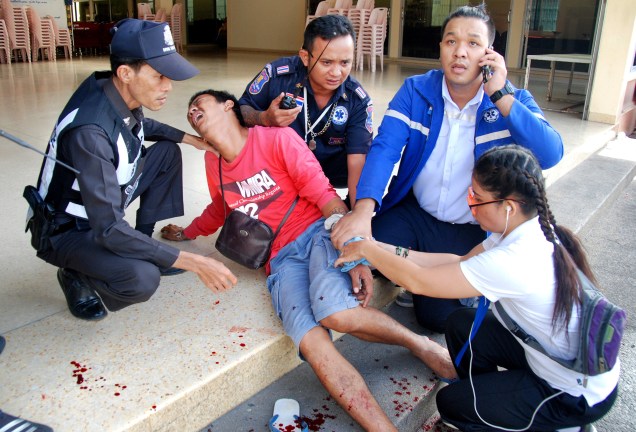 Vítima ferida recebe atendimento depois da explosão de duas bombas na cidade de Hua Hin, na Tailândia - 12/08/2016