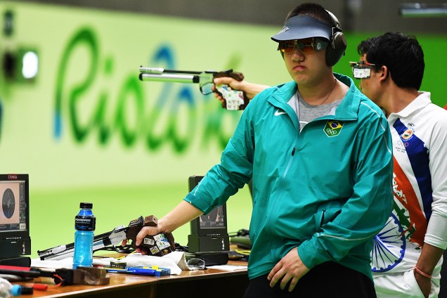 O brasileiro Felipe Wu compete nos 10m tiro com pistola, no Rio