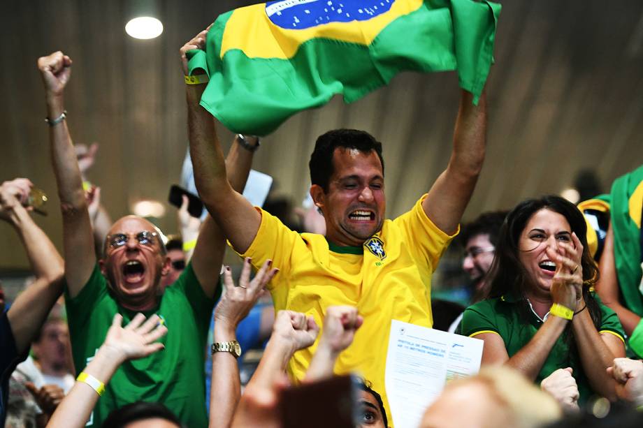 Torcida brasileira comemora medalha de prata de Felipe Wu