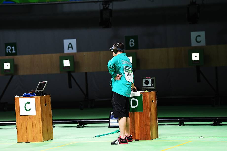 O brasileiro Felipe Wu compete nos 10m tiro com pistola, no Rio