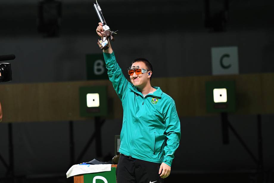 Atleta brasileiro Felipe Wu leva a medalha de prata nos 10m tiro com pistola