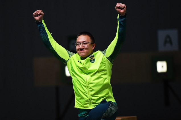 Atleta brasileiro Felipe Wu leva a medalha de prata nos 10m tiro com pistola