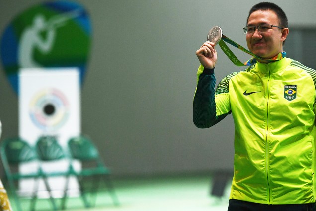 Atleta brasileiro Felipe Wu leva a medalha de prata nos 10m tiro com pistola