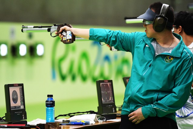O brasileiro Felipe Wu compete nos 10m tiro com pistola, no Rio