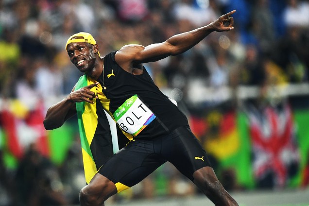 Usain Bolt faz o famoso raio para o público que lotou o Engenhão para assistir à conquista do tri olímpico do jamaicano nos 100m rasos