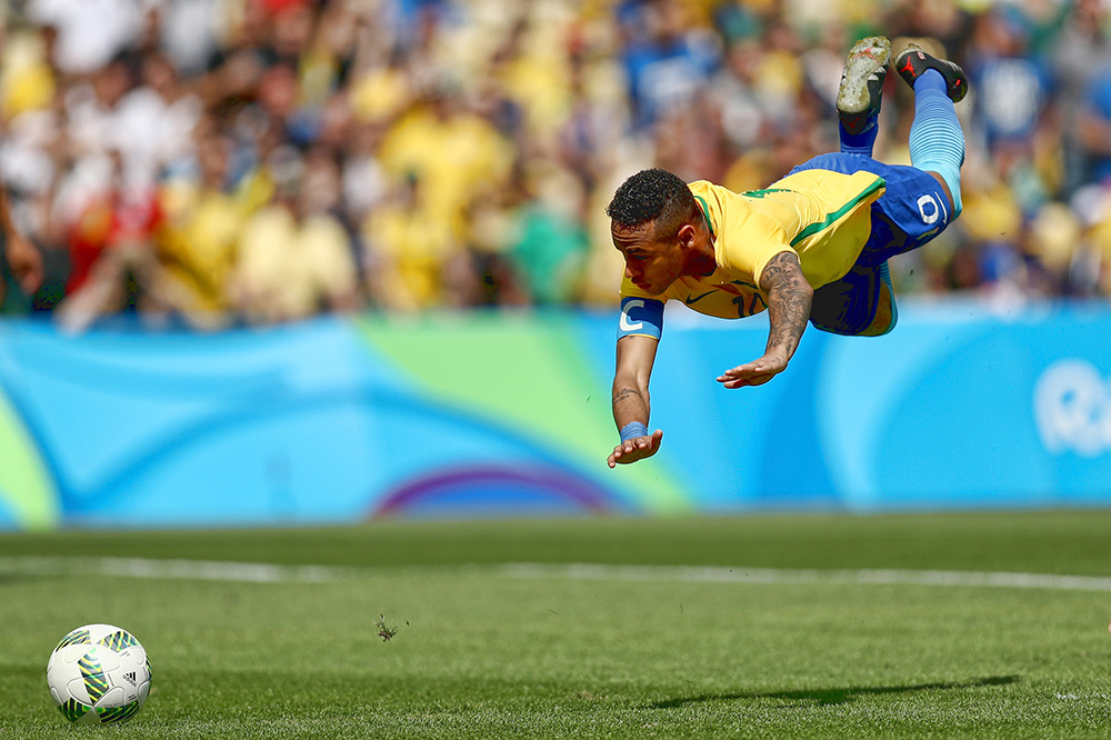 Neymar vai ao chão após marcar o primeiro gol do Brasil contra Honduras