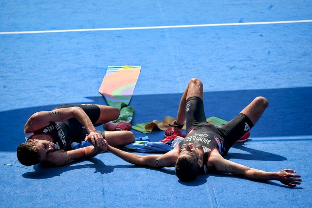 Os triatletas britânicos gêmeos, Alistair Brownlee e Jonathan Brownlee, após a final de triatlo masculino no Forte de Copacabana - 18/08/2016