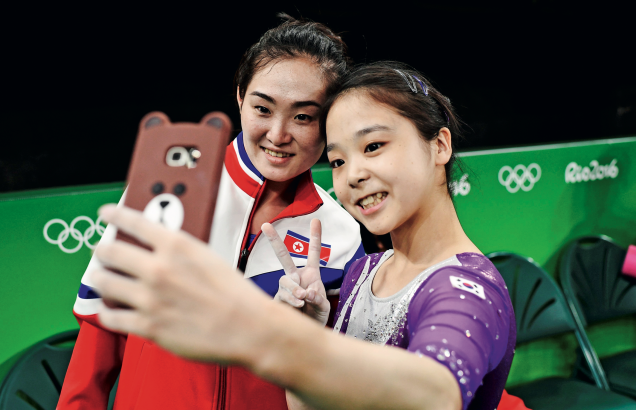 A sul-coreana Lee Eun-Ju e a norte-coreana Hong Un-Jong deixaram de lado a conturbada relação de seus países para um registro durante os treinos