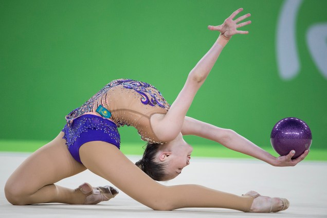 Ginasta do Cazaquistão, Sabina Ashirbayeva, compete na modalidade de Ginástica Rítmica, com a bola