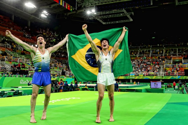 Os ginastas brasileiros Diego Hypólito e Arthur Nory ganham as medalhas de prata e bronze, respectivamente, na final do solo artístico - 14/08/2016