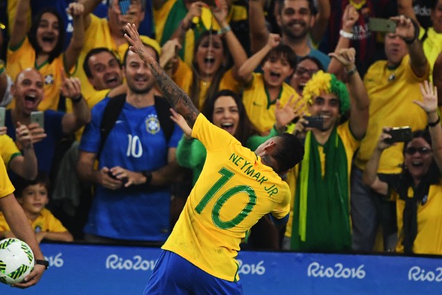 Neymar faz gesto para Usain Bolt após marcar gol de de falta sobre a Alemanha, na final do futebol masculino nas Olimpíadas Rio 2016