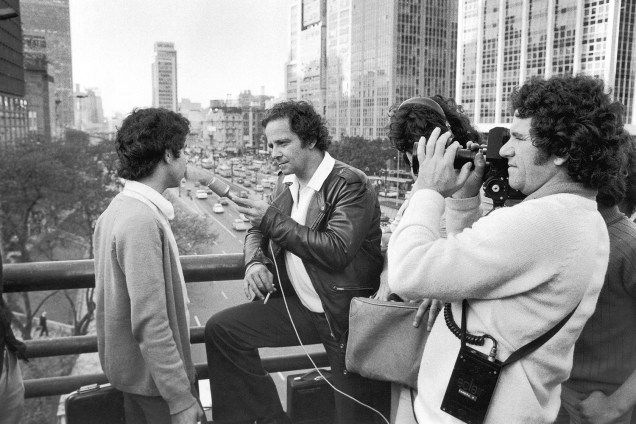 Goulart de Andrade entrevistando pessoas no Viaduto do Chá, em São Paulo (SP) - 1975