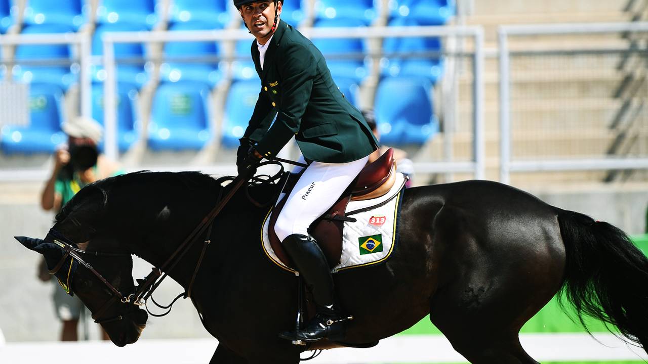 Brasileiro Álvaro Doda de Miranda disputa pela final da prova de hipismo no Rio de Janeiro