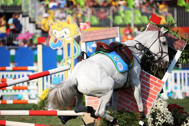 O cavalo da cubana Leidis Laura Moya, Concordina, se perde na pista e bate em um obstáculo durante prova de Pentatlon moderno, nos Jogos Olímpicos Rio-2016