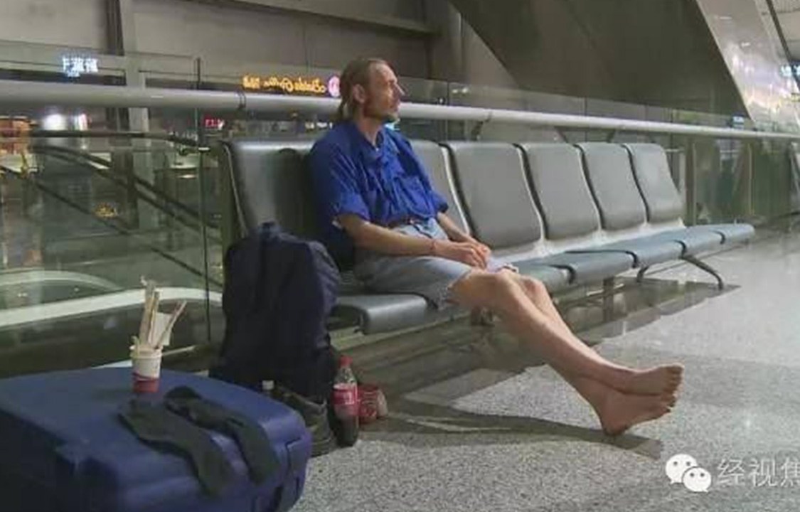 Holandês aguarda namorada por 10 dias em aeroporto Chinês e é internado por exaustão